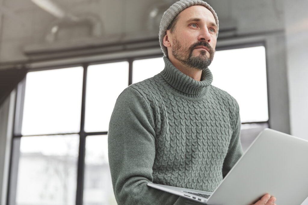 Klient Einzeltherapie nachdenklich Blick in die Ferne bei Online-Psychotherapie für Pornosucht