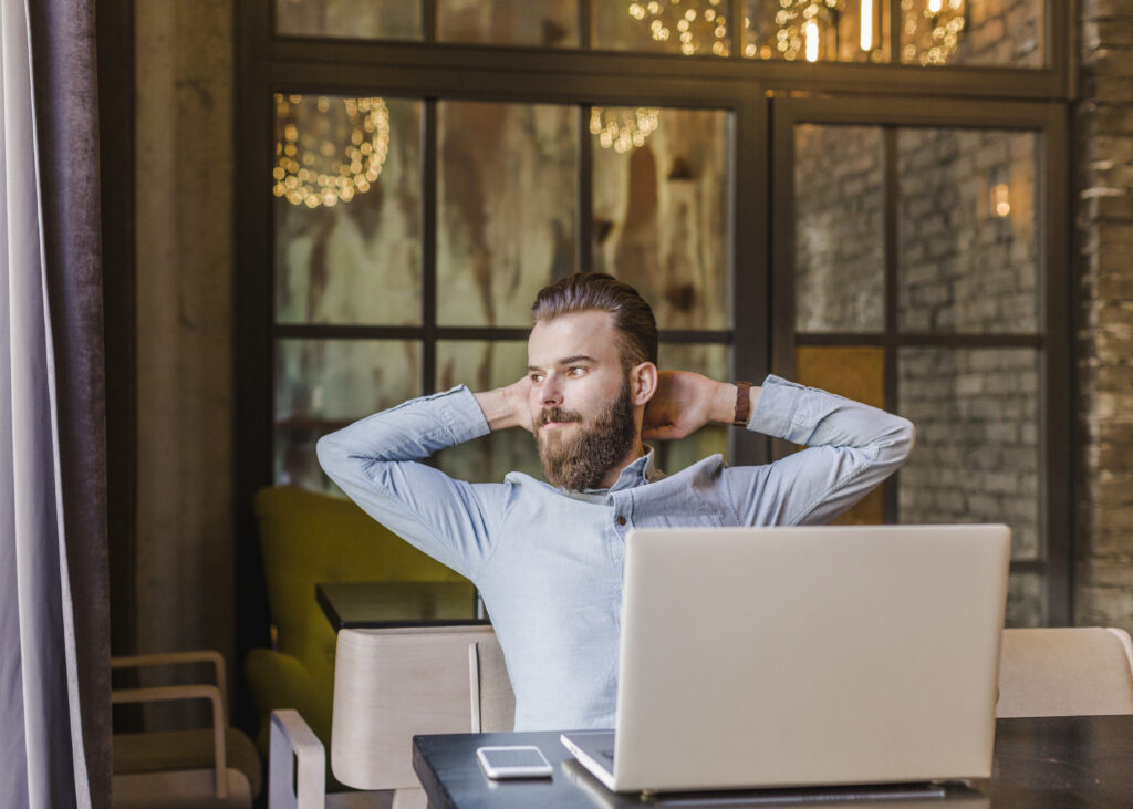 Klient Einzeltherapie entspannt in Cafe bei Online-Psychotherapie für Pornosucht